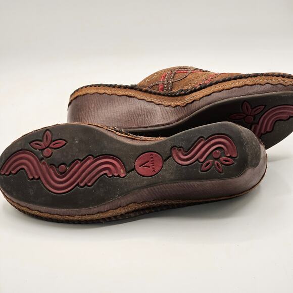 Clarks Artisan Clogs Size 8.5 Distressed Leather Wedge Slip-On Mule - Picture 6 of 9